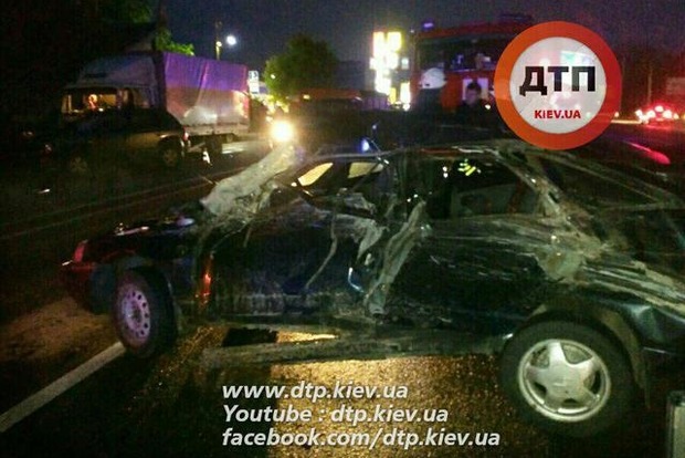 Під Києвом «КамАЗ» вилетів на зустрічну смугу і протаранив п'ять автомобілів, є жертви