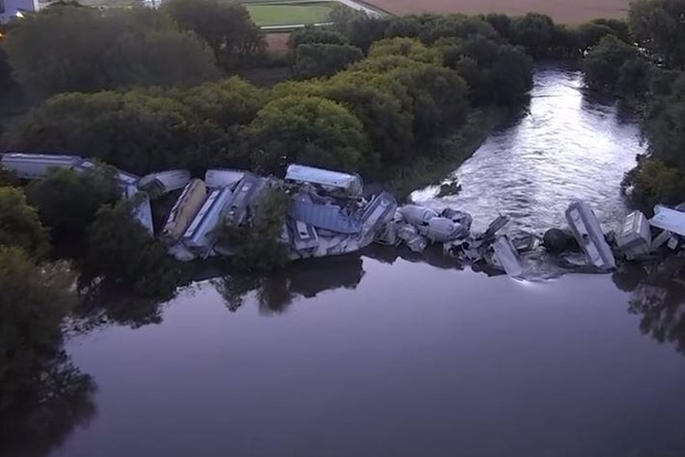 У США впав у річку вантажний потяг (відео)