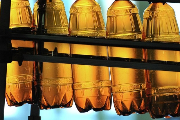 У Латвії заборонили продавати пиво у 2-літрових пластмасових пляшках