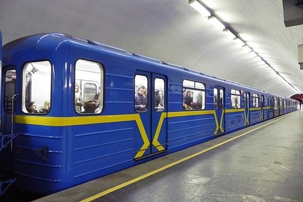 На станції метро «Осокорки» людина впала на рейки