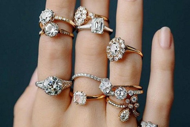 На каких пальцах нельзя носить кольца: приметы на везение и счастье