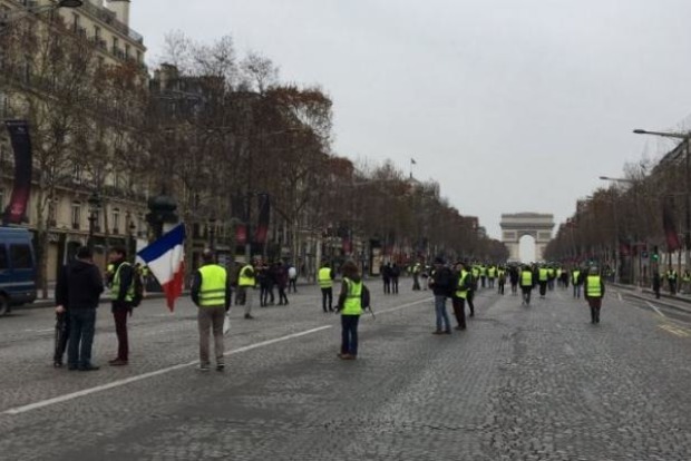 Париж накрыла пятая волна протестов «желтых жилетов»