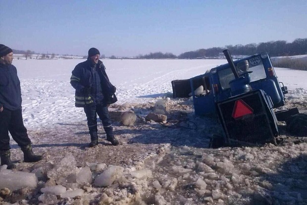 На Дніпропетровщині фермери, рятуючи шкільний автобус, втопили трактор