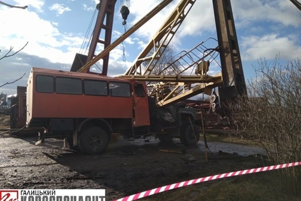 На Прикарпатье строительный кран упал на грузовик, погибли люди