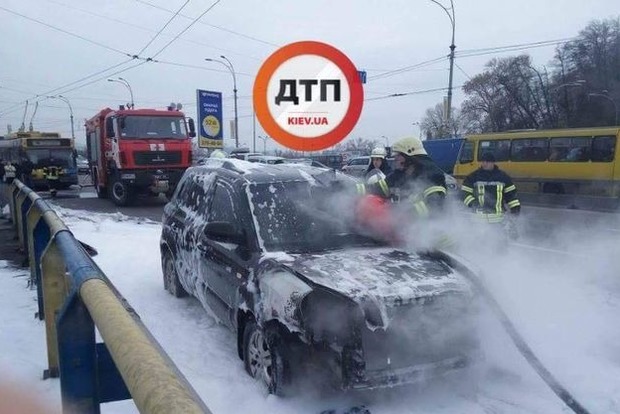 Иномарка внезапно загорелась посреди дороги в Киеве