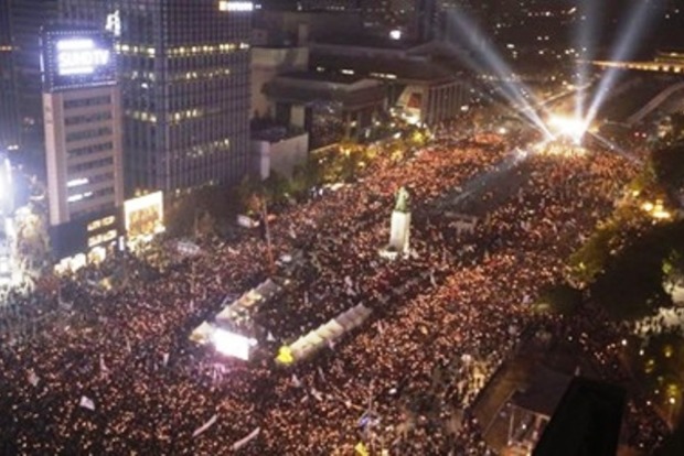 Тысячи людей в Сеуле требуют отставки президента страны