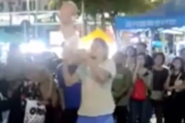 Россияне решили зажечь публику, жонглируя шестимесячным младенцем