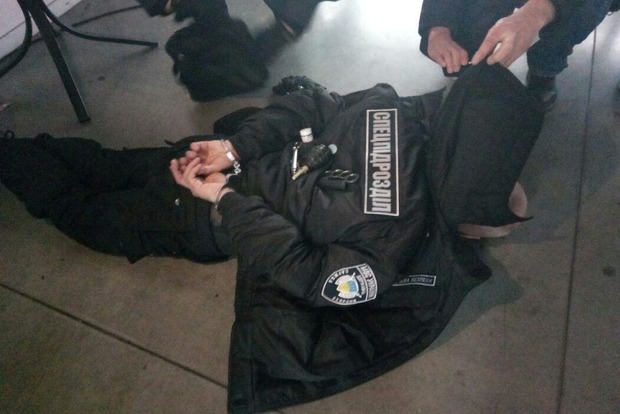 Россиянин в форме нацполиции приехал в Киев с гранатами и коктейлями Молотова