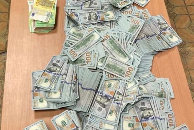 СБУ затримала колишнього начальника ВЛК Чернігівської області та вилучила у нього майже $1 млн