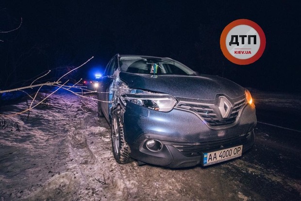 От удара вырвало крыло. В Киеве Renault на полном ходу сбил военного