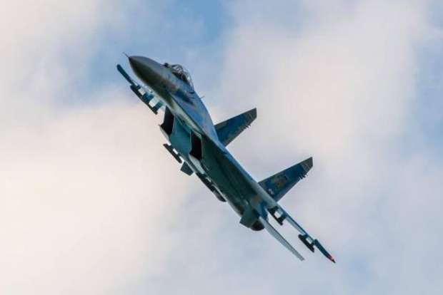 В Миргороде военные летчики отработали фигуры высшего пилотажа