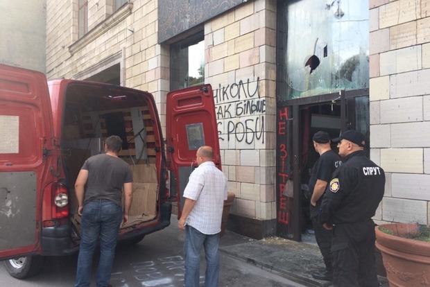 Скандальный магазин Эмпориум на Грушевского эвакуируется после погрома