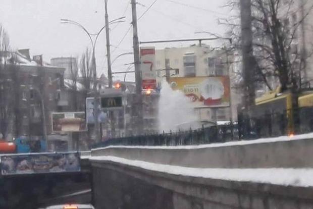 В Киеве из асфальта бил четырехметровый фонтан воды