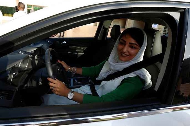 У Саудівській Аравії жінкам дозволили водити автомобіль