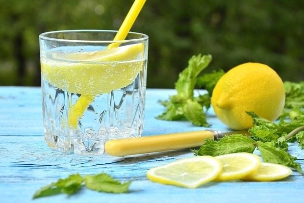 Медики развеяли популярный миф про пользу воды с лимоном