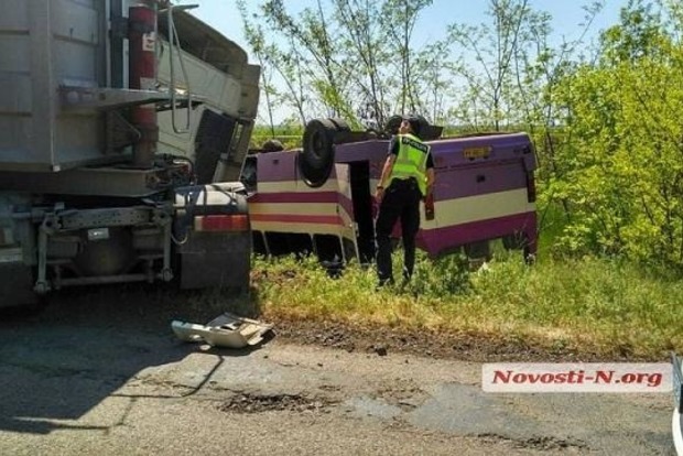 Из-за ямы: Под Николаевом в крупное ДТП попали два пассажирских автобуса и зерновоз