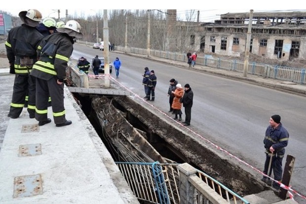 В Луганске обвалился городской мост возле вокзала