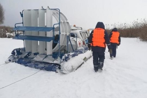 На Киевском море три человека на снегоходе провалились под лед