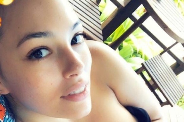 Ледве прикрила груди: Ешлі Грем виклала в Мережу пікантне фото