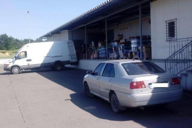 Двое мужчин ночью вынесли из супермаркета в Мукачево продуктов на 12 тысяч гривен