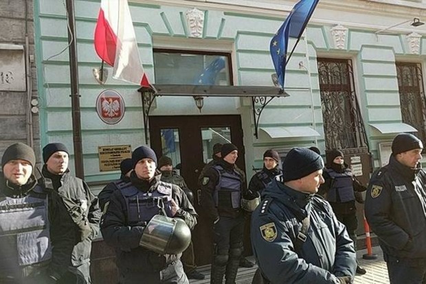 Под зданием консульства Польши в Харькове прошел протест