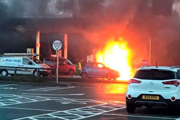 Британка на АЗС попутала бензобак и воздухозаборник, автомобиль выгорел полностью
