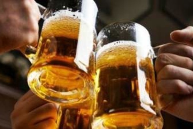 Вчені розповіли від якої хвороби пиво захищає жінок