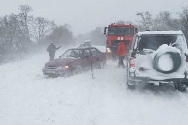 Сніговий колапс: Полтавська область ще закрита на в'їзд. Пошта затримається в семи областях