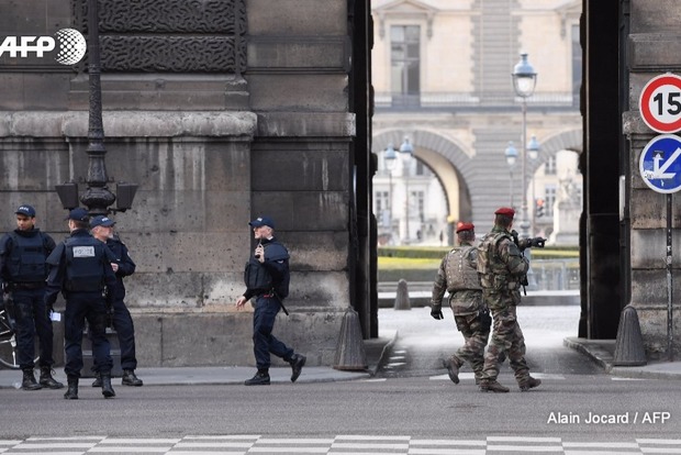Теракт в Париже: Возле Лувра неизвестный напал на солдата