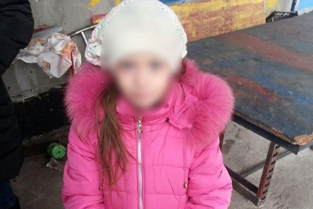 Маленькая девочка в Днипре вызвала полицию, чтобы защитить себя и сестру от друга отца