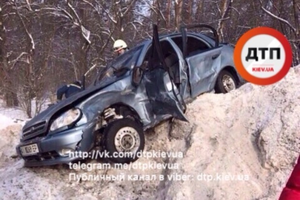 В Киеве перевернулась легковушка: женщина-пассажир погибла, водитель - в коме