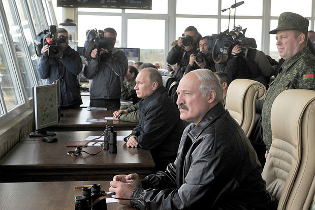 Лукашенко шутит о Путине: если попадет снаряд, не станет двоих