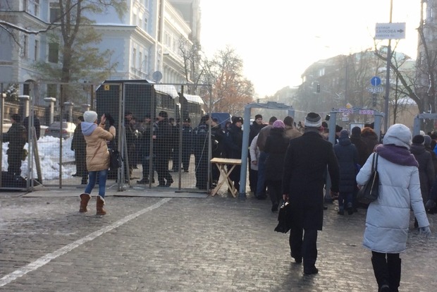 На митинги в Киеве пытались пронести оружие