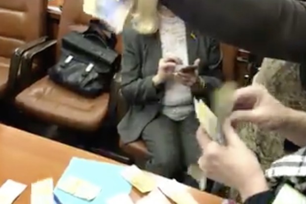 Депутату Оппоблоку влаштували грошовий дощ у Запоріжжі