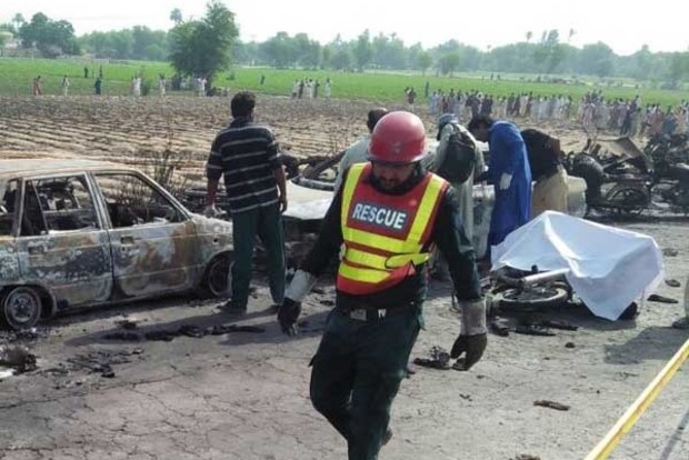 Возгорание бензовоза в Пакистане: количество жертв возросло до 140