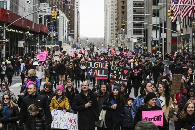 Сотні тисяч людей вийшли на «Марш жінок» проти Трампа