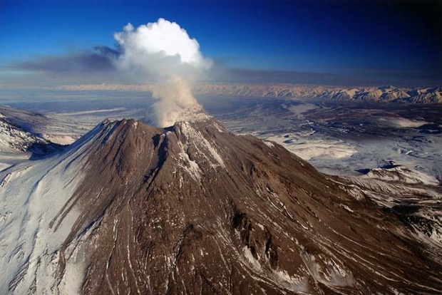 В РФ вулкан выбросил огромное облако пепла на высоту 12 км