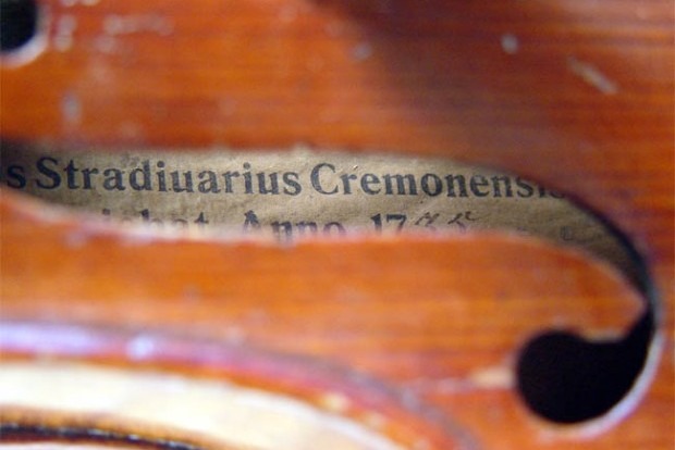 Місто в Італії попросили зберігати тишу для запису скрипки. Але все зіпсувала розбита у кафе склянка