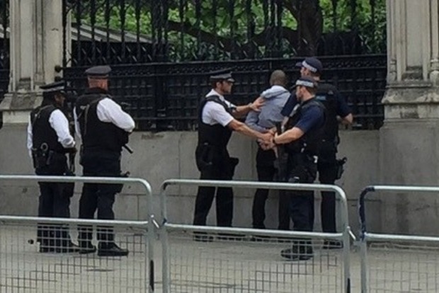 Біля будівлі парламенту Великої Британії затримали людину з ножем