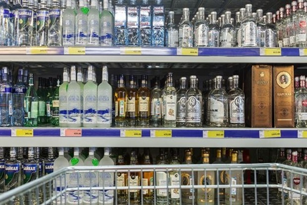 В России проблема: 40 млн человек не могут купить бутылку водки