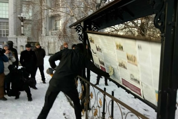 Активисты С14 спилили стенд УПЦ МП возле самозахваченной земли в Киеве