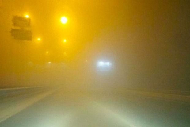 Жители Киева жалуются на густой смог и запах гари