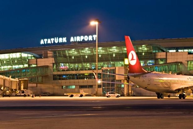 Два пассажирских самолета столкнулись в турецком аэропорту
