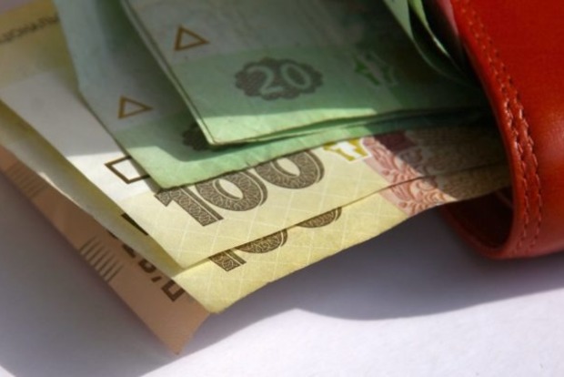 За год в Украине средняя зарплата выросла до 7360 грн