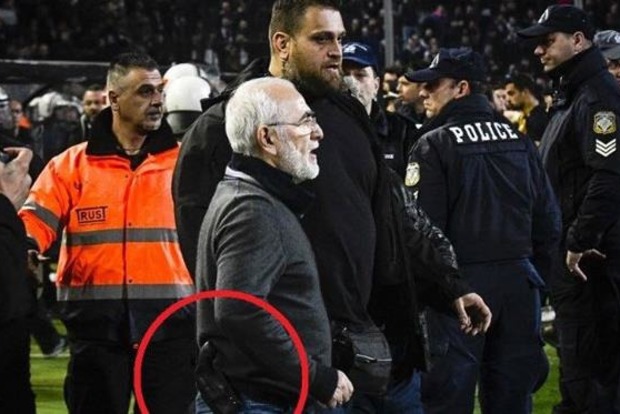 Владелец ПАОКа во время матча угрожал судьям с пистолетом
