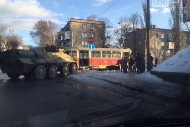 В Днепропетровске БТР протаранил трамвай
