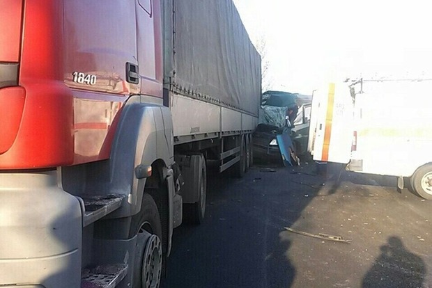 У Дніпрі маршрутка врізалася у вантажівку: 14 людей постраждали