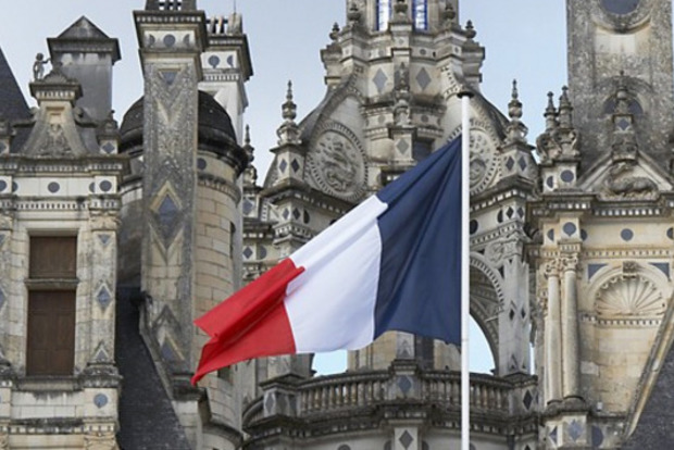 Правительство Франции ушло в отставку после выборов 