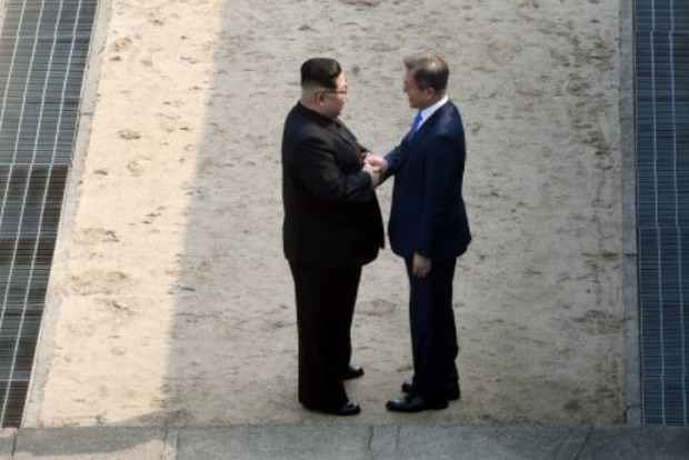 Историческая встреча: Лидеры Северной и Южной Кореи пожали друг другу руки на границе