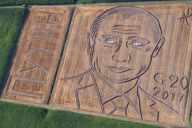 На поле в Италии появился гигантский портрет Путина